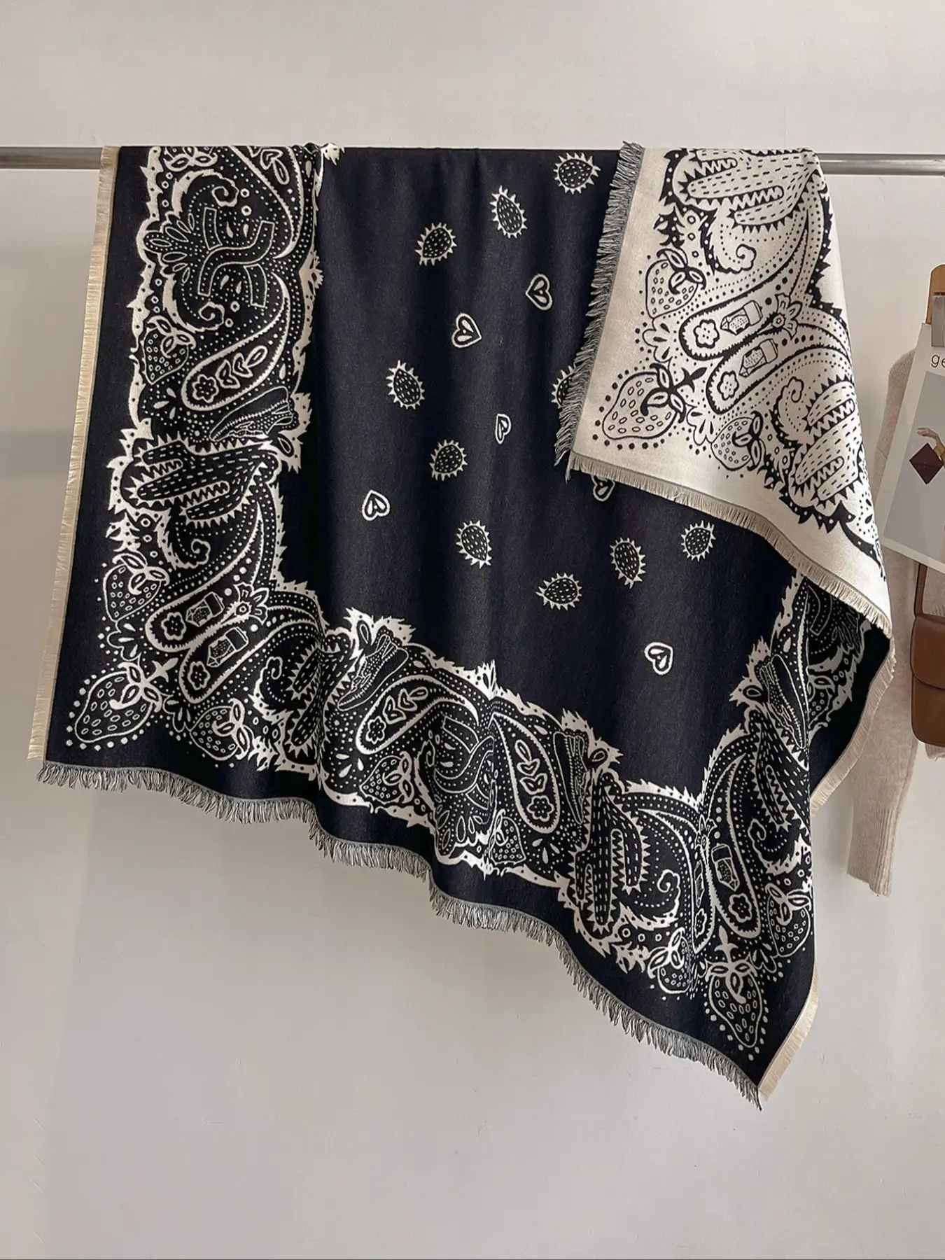 Women's Elegant Paisley Print, Fall & Winter Windproof Warm Wrap Outdoor Hiking Scarf, Boho Style Shawl, Stylish Outdoor Fashion Accessory