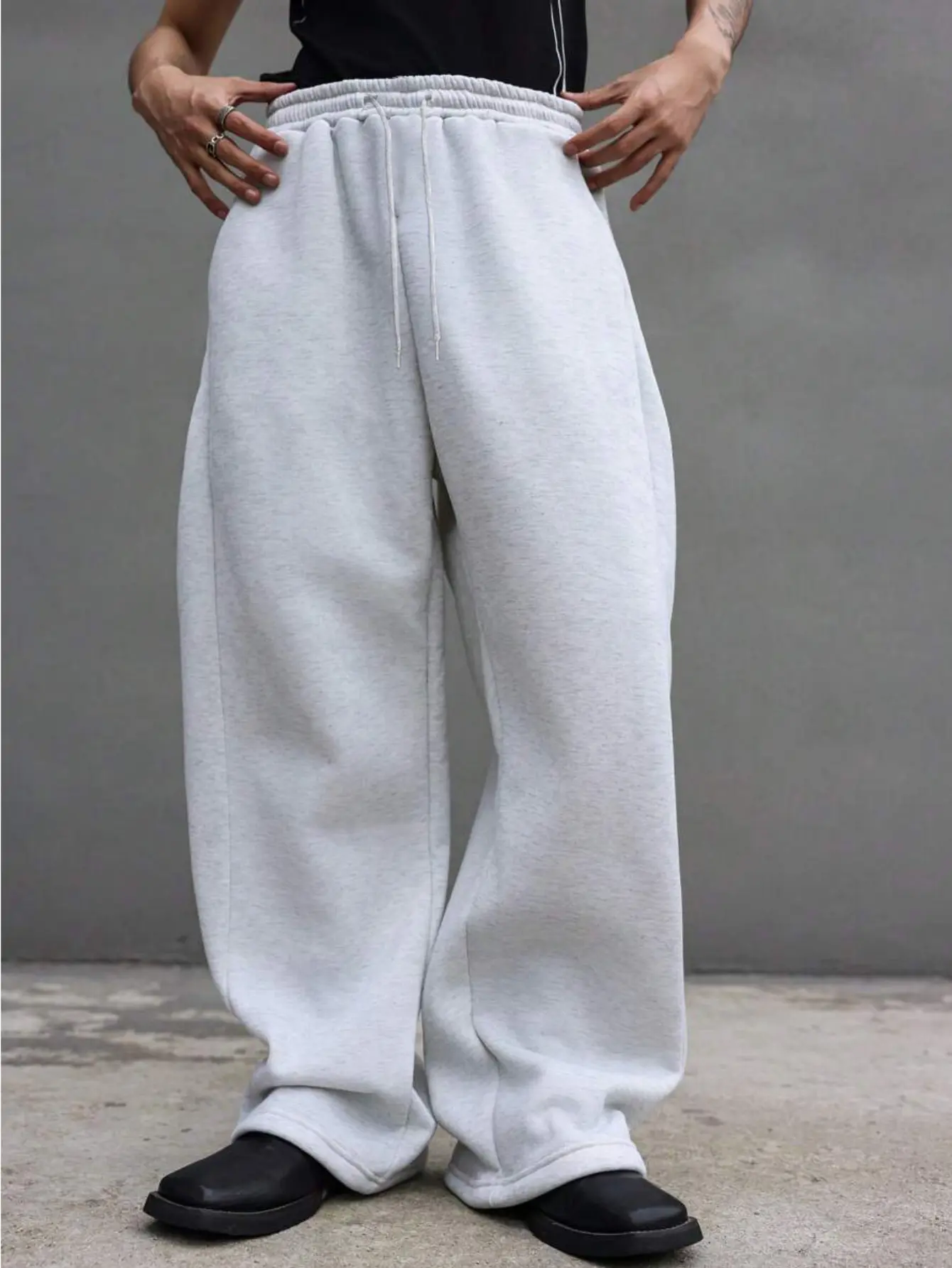 Men’s gray drawstring wide-leg sweatpants, American-style loose straight fit with a fluid drape, casual athletic long pants