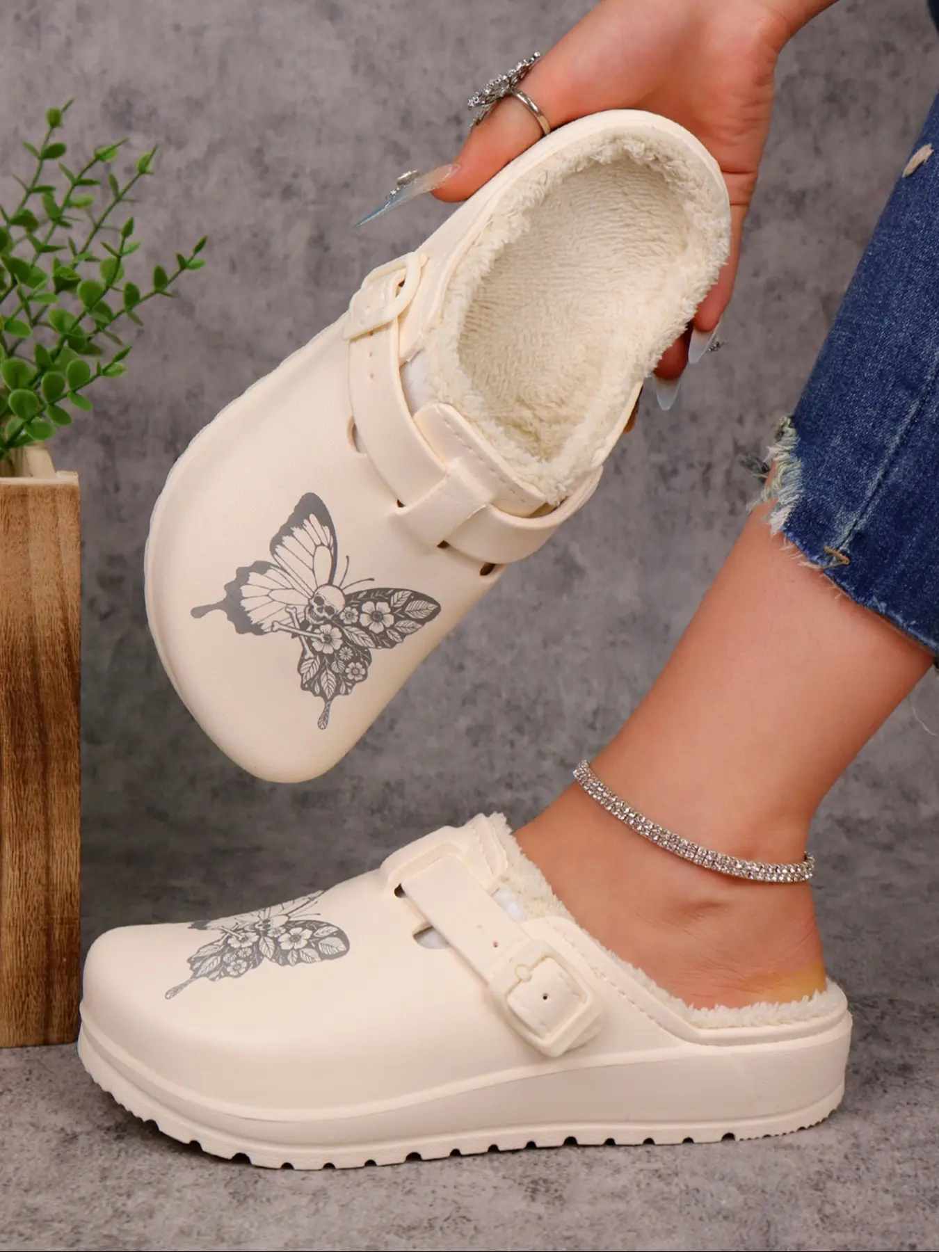 Women's Lightweight Eva Non-Slip Slippers, Adjustable Buckle Straps, Halloween Butterfly Skull Pattern, Warm Fleece Lining, Durable Winter Shoes