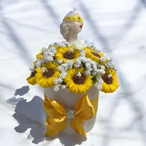 Elegant and Decorative Candle with Floral Arrangement diptyque black