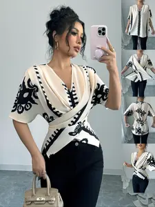 Women's Geometric Pattern Blouse, Boho Casual V Neck Short Sleeve Top for Summer, Ladies Clothes for Daily Wear, Casual Fashion Chic