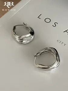 This pair of elegant, simple, individual, fashionable, metallic and versatile ear buckles is suitable for ladies to wear casually during their daily commutes