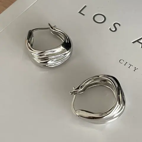 This pair of elegant, simple, individual, fashionable, metallic and versatile ear buckles, Hoop Shape Earrings, is suitable for ladies to wear casually during their daily commutes, Hoops Shape Earrings