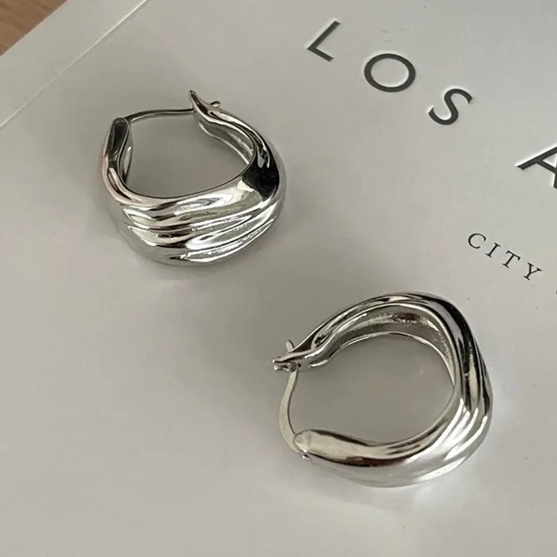 This pair of elegant, simple, individual, fashionable, metallic and versatile ear buckles, Hoop Shape Earrings, is suitable for ladies to wear casually during their daily commutes, Hoops Shape Earrings