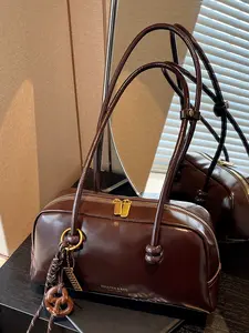 Retro and trendy portable bowling bag, niche design vintage underarm bag, textured soft leather portable baguette bag, stylish and simple one-shoulder commuter bag, suitable for daily commuting, matching and other scenarios, Handbag shoulder bag