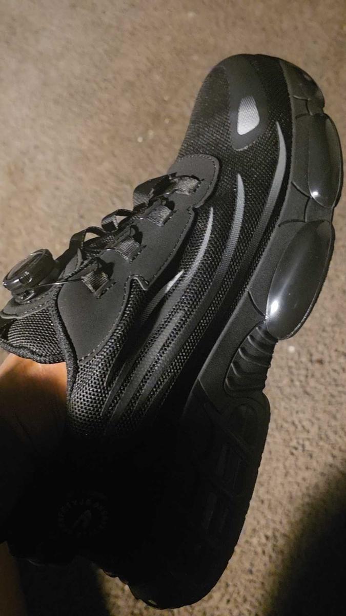 Item: black, US11.5 (CN47), Runs big.Size down