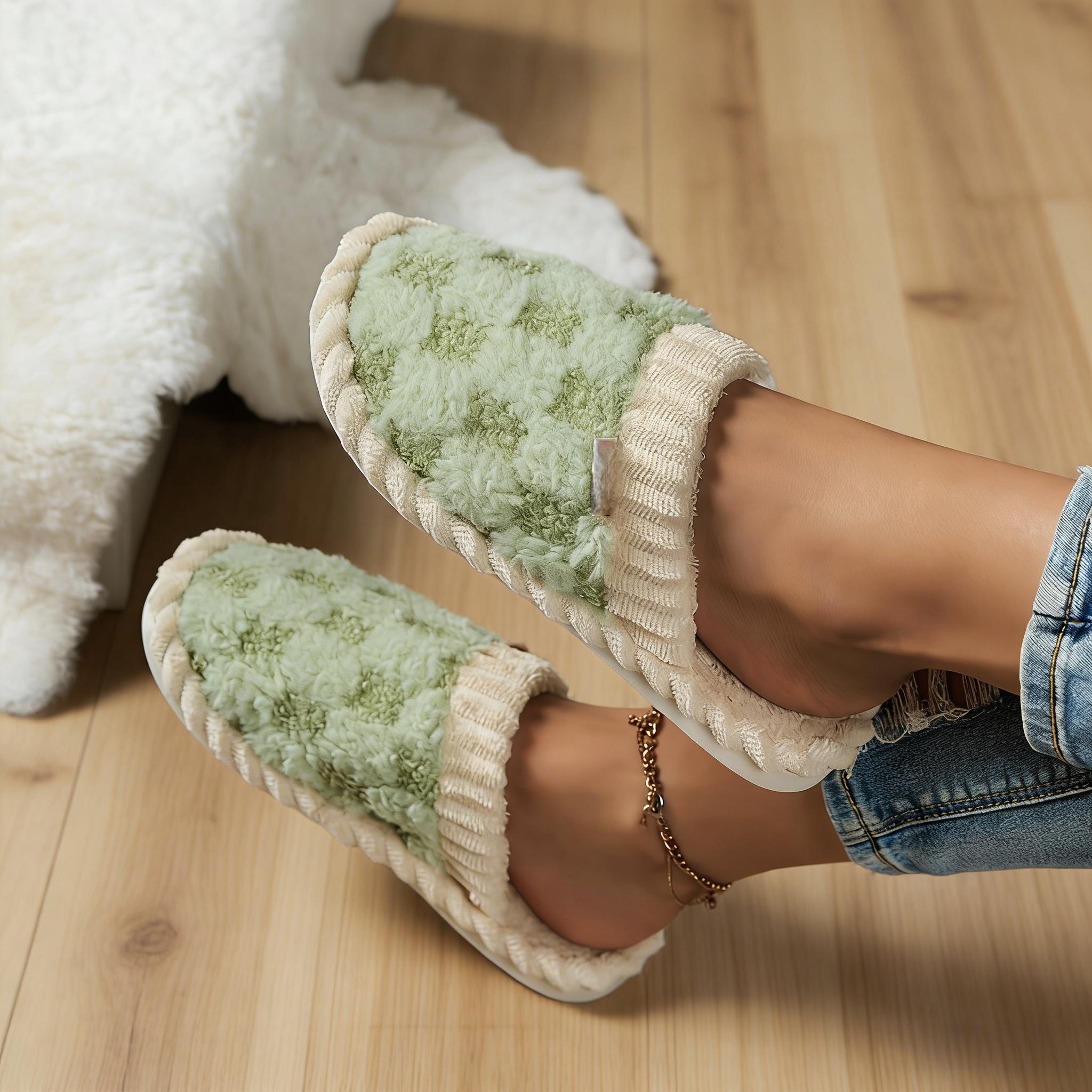 Checkered Plush Slippers for Men & Women – Warm Fuzzy Memory Foam Indoor/Outdoor House Shoes, Non-Slip Cozy Winter Bedroom Slippers