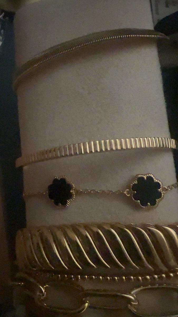 Item: Gold, Medium - 7"