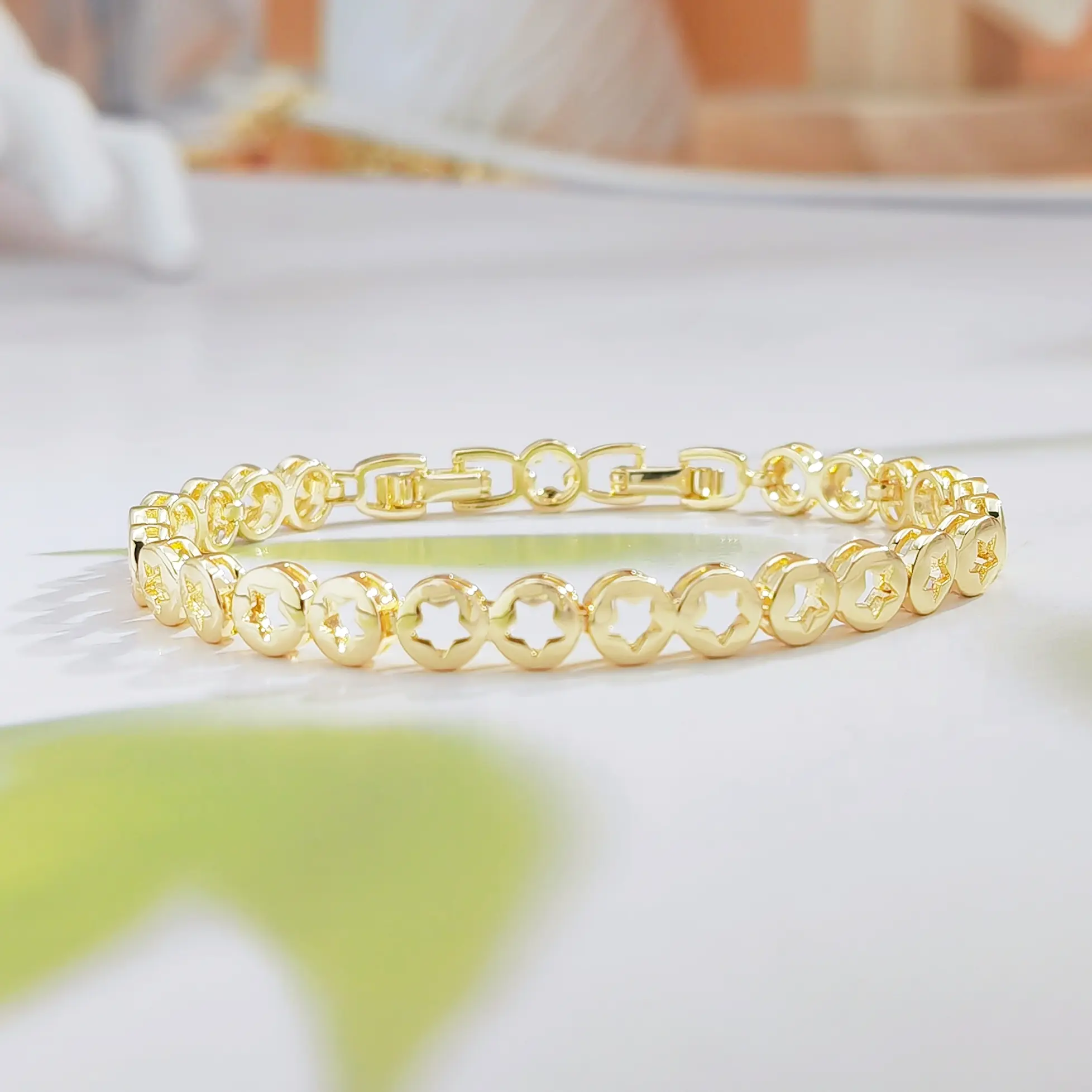 Women Gold Plated Openwork Four Leaf Clover Bracelet, Dainty Hollow Clover Circle Link Chain Bracelet, Trendy Minimalist Jewelry Gifts for Girls Birthday Anniversary
