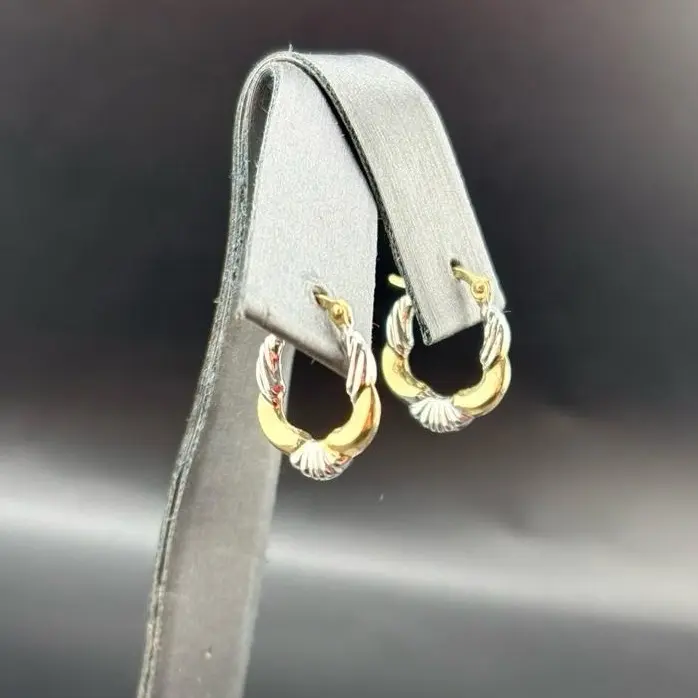 Gold 14k Small Hoop Earring for Everyday Wear - Elegant Design Gold 14k Small Hoop Earring for Everyday Wear - Elegant Design