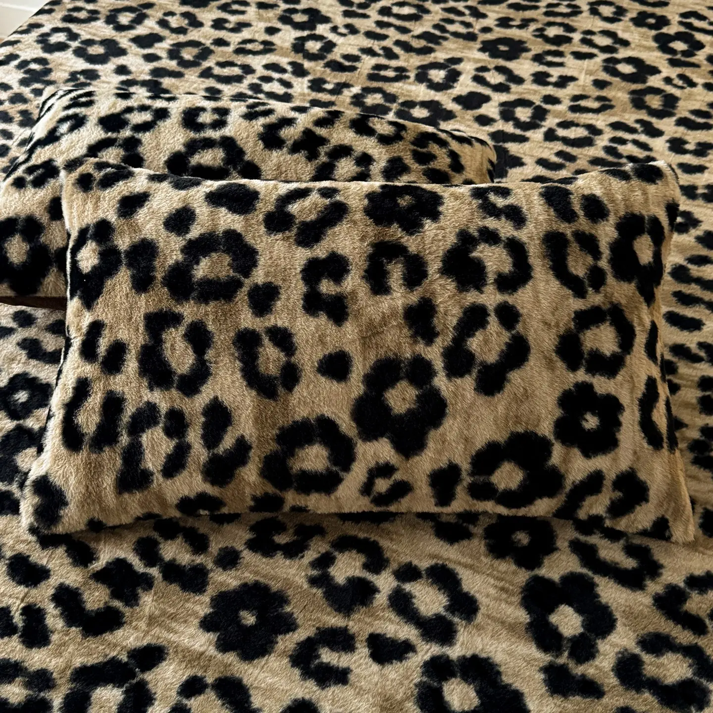Faux Rabbit Fur Fitted Sheet Bed Sheets Set – Leopard/Tiger Print, Soft Warm Solid Color Bedding, Decorative Bedsheet Sets, Set with 1 Fitted Sheet or 2 Pillowcases, All-Season Use, Perfect for Bedroom, Dorm, Sofa Décor, Ideal Christmas Gift