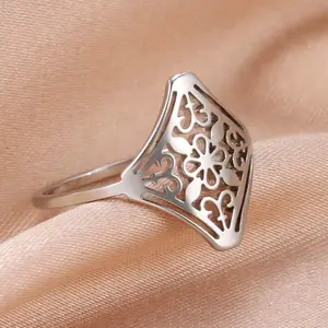 Sweet hollow flower ring fashion design index finger ring titanium steel does not fade closed can not be adjusted 6~10 male and female couple ring suitable for gifts