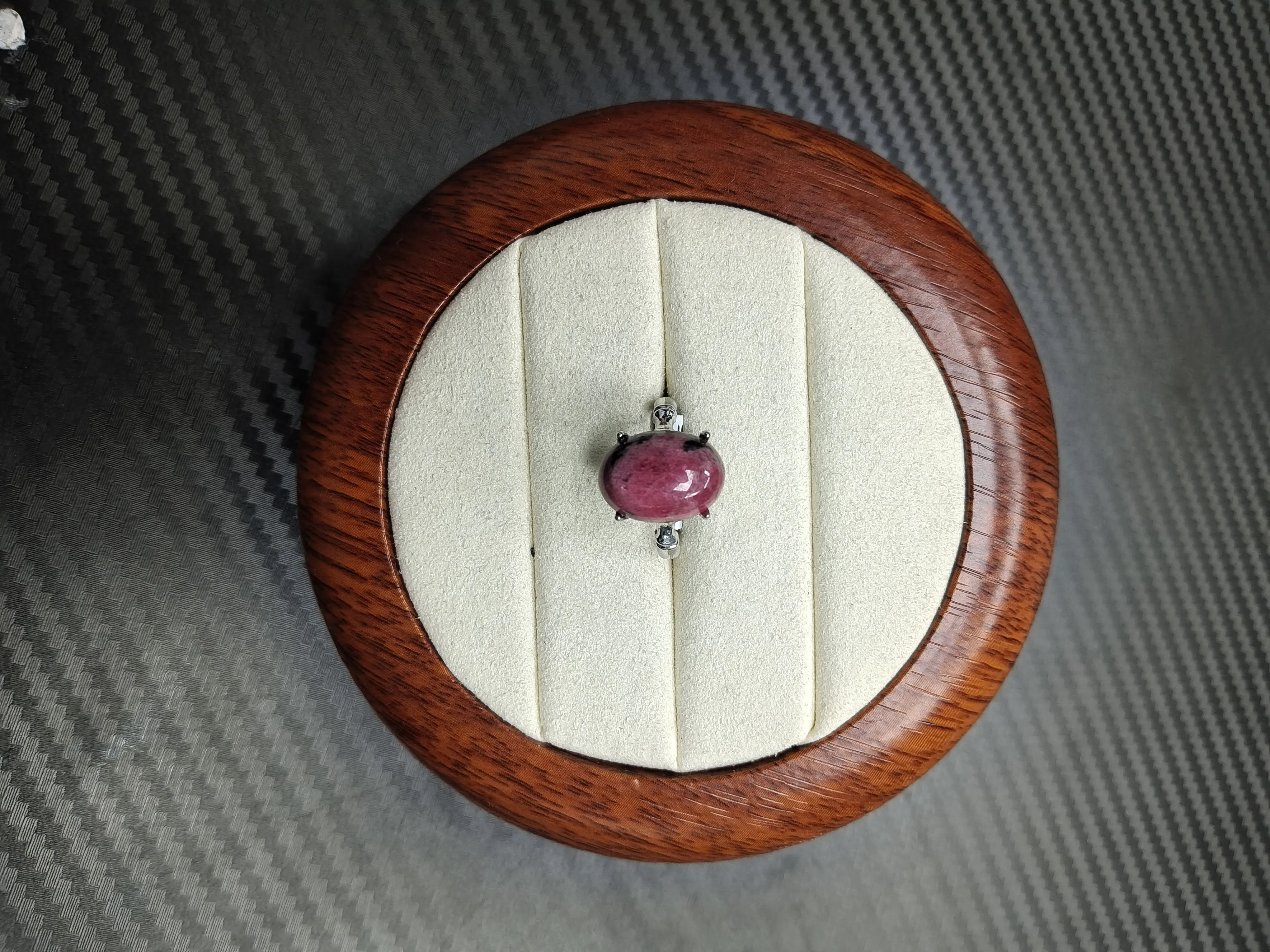 Ina(14930)gc.Natural rhodonite ring set in polished silver band.