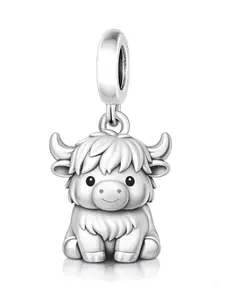 Cute Cartoon Highland Cow Pendant, Silver Color Copper Charm, Animal Pattern, Perfect Gift for Friends, All Seasons Jewelry