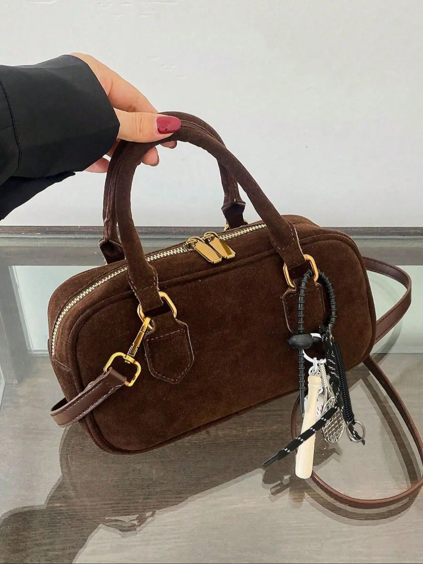Exquisite niche retro Boston bag, popular light luxury style hand-held crossbody bag, Casual crossbody bag, Cross body bags, solid color beautiful and versatile, with detachable pendant and shoulder strap, suitable for daily commuting, dating, shopping