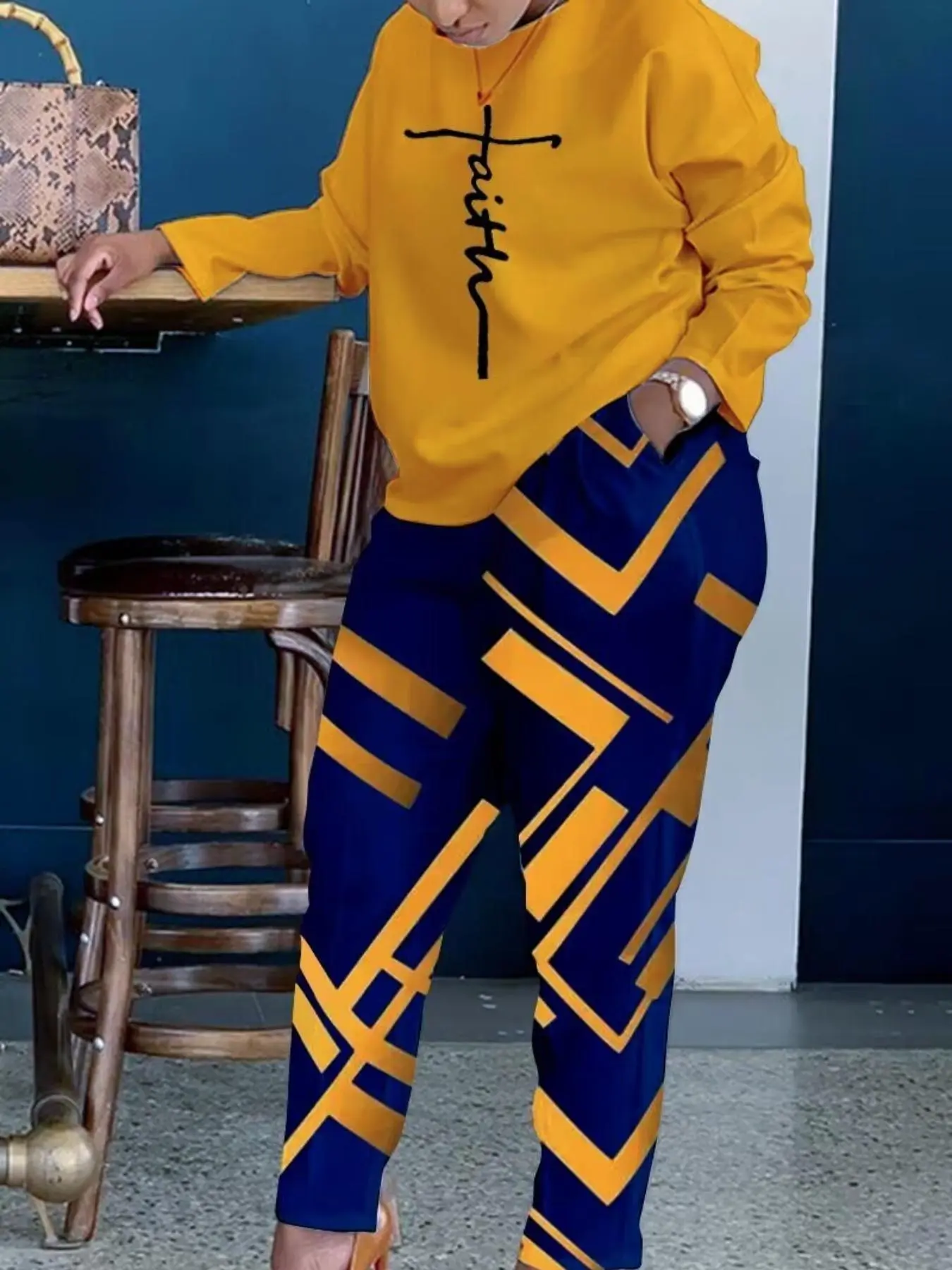 Women's Letter Print Drop Shoulder Long Sleeve Fitted Pullover & Geometric Print Pants Set, Casual Loungewear Set, Casual Outfits Women, Casual Fashion Round Neck Top & Pocket Trousers for Daily Outdoor Wear, Women's Clothing for Fall & Winter