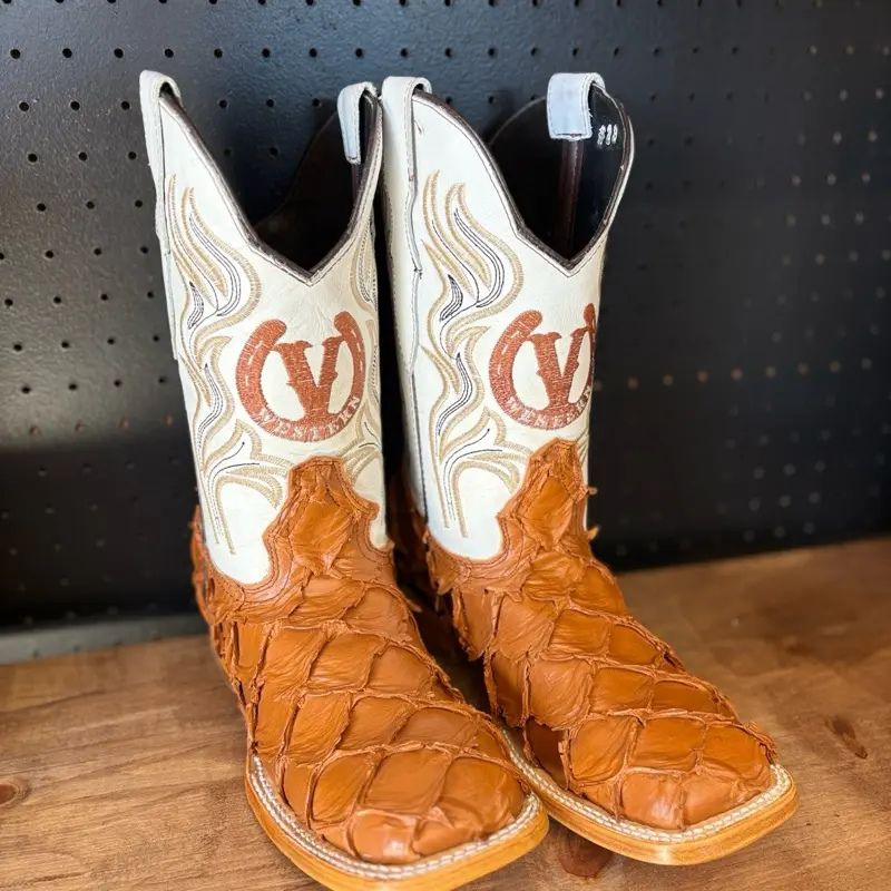 Men’s 100% Leather Boots with Pirraruco Scales