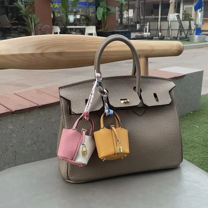 Luxury Leather Bag Charm Keychain, Mini Basket-Style Pouch for Car Keys, Handbag Pendant and Earphone Holder, Key Charm Accessories, Bag Charm Keychains
