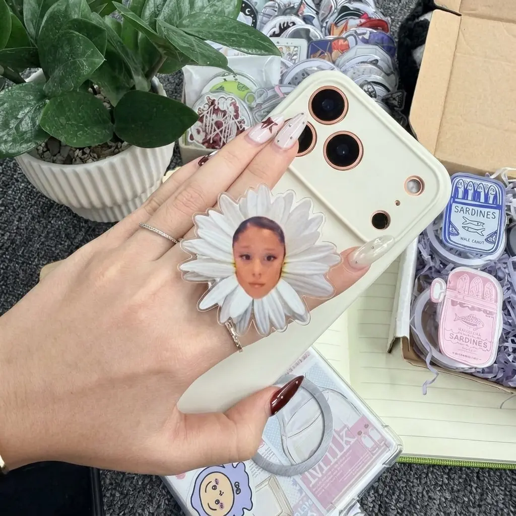 Cute Daisy Face Phone Grip – Fun Floral PopSocket, Kawaii Accessory for Teens & Friends