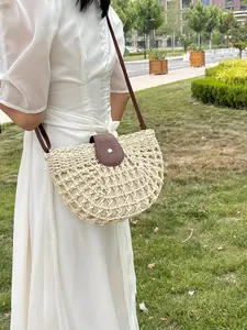 Bohemian style grass woven crossbody bag, retro flip woven saddle bag with adjustable shoulder straps, suitable for daily beach vacations