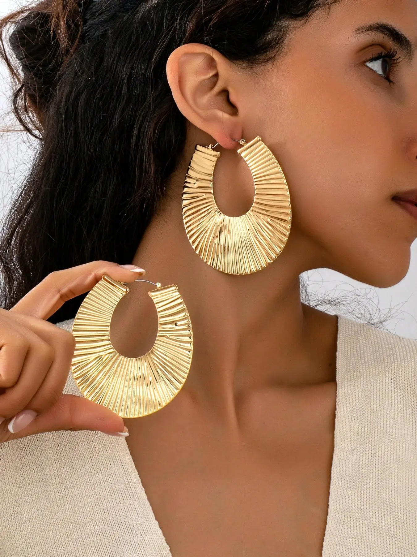 1 Pair Minimalist Vintage Exaggerated U-Shaped Textured Gold Statement Hoops High Quality Earrings, Jewelry Accessory Fashion Chic Accessories Fashionable Jewelry Accessories Trendy Jewelry Suitable For Daily And Party Occasions