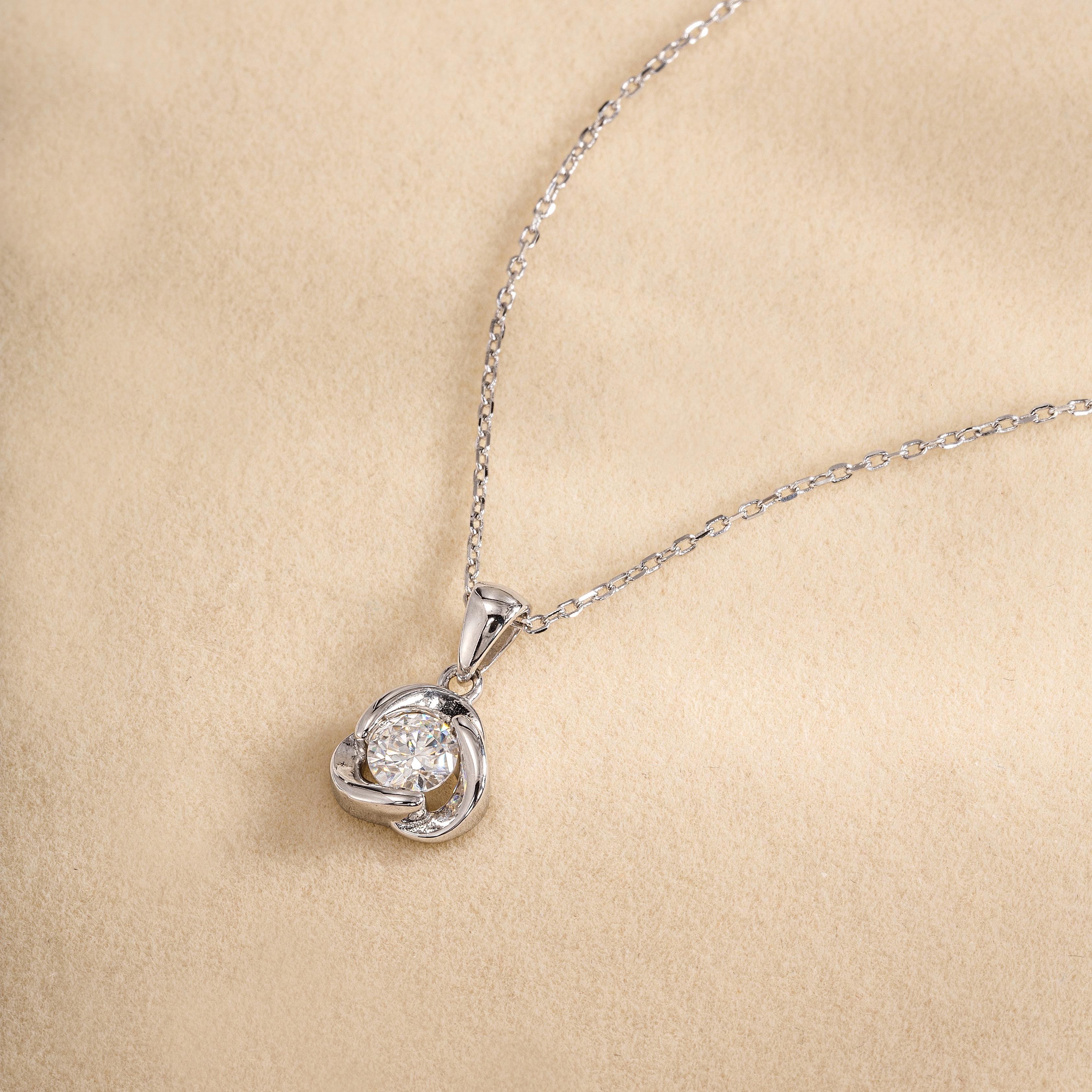 EIoways Sterling Silver Heart Knot Necklace Moissanite Pendant Necklace 0.44ct D Color VVS S925 Sterling Silver Moissanite Jewelry Perfect Birthday Mother’s Day Christmas Gift for Women Wedding