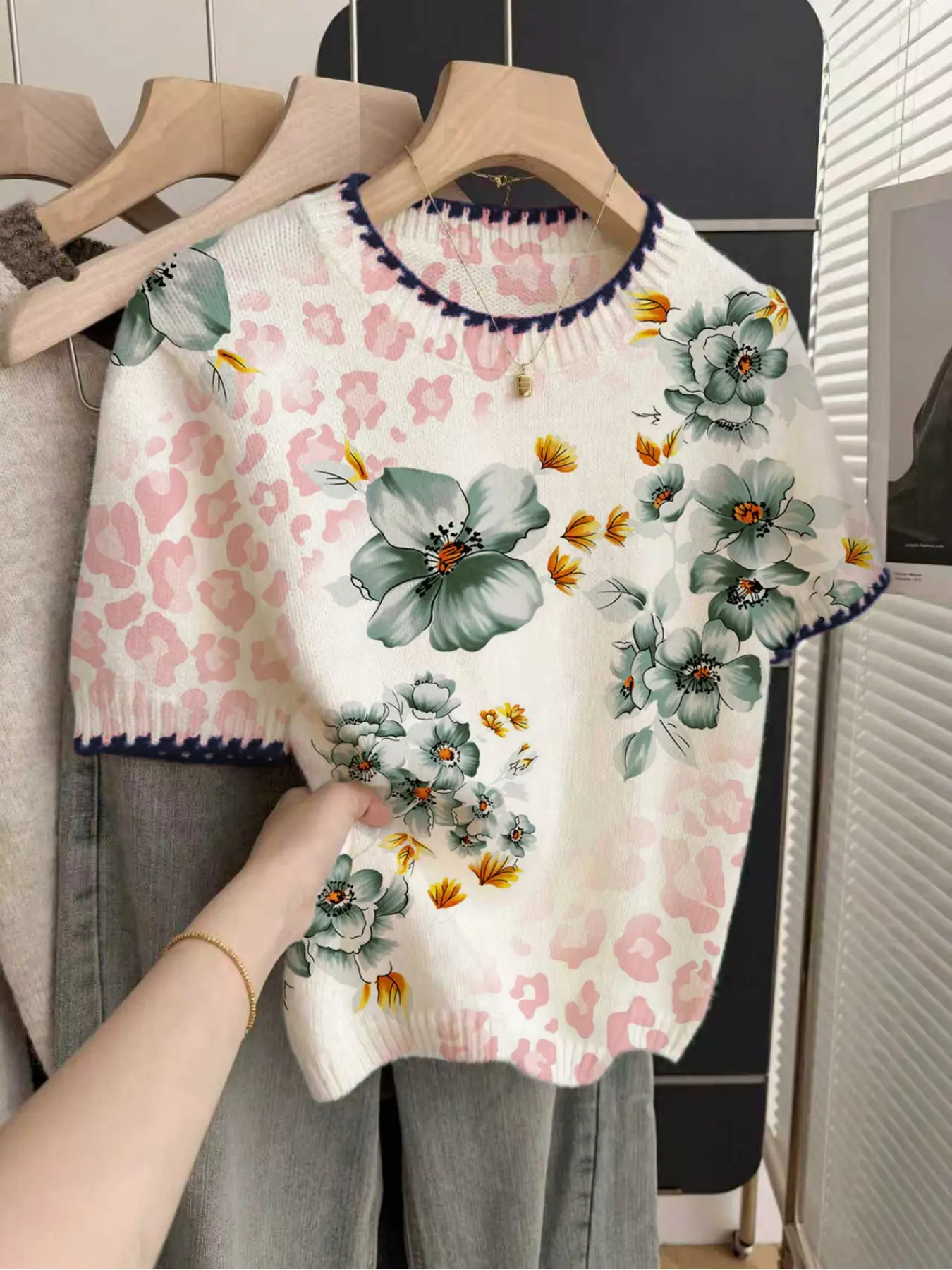 1 piece + French retro loose crew neck elegant short-sleeve contrast trim beige women's knitted top with colorful floral prints, spring and summer top, summer casual women's wear, white top, casual top, knitted Knitwear, Knitting
