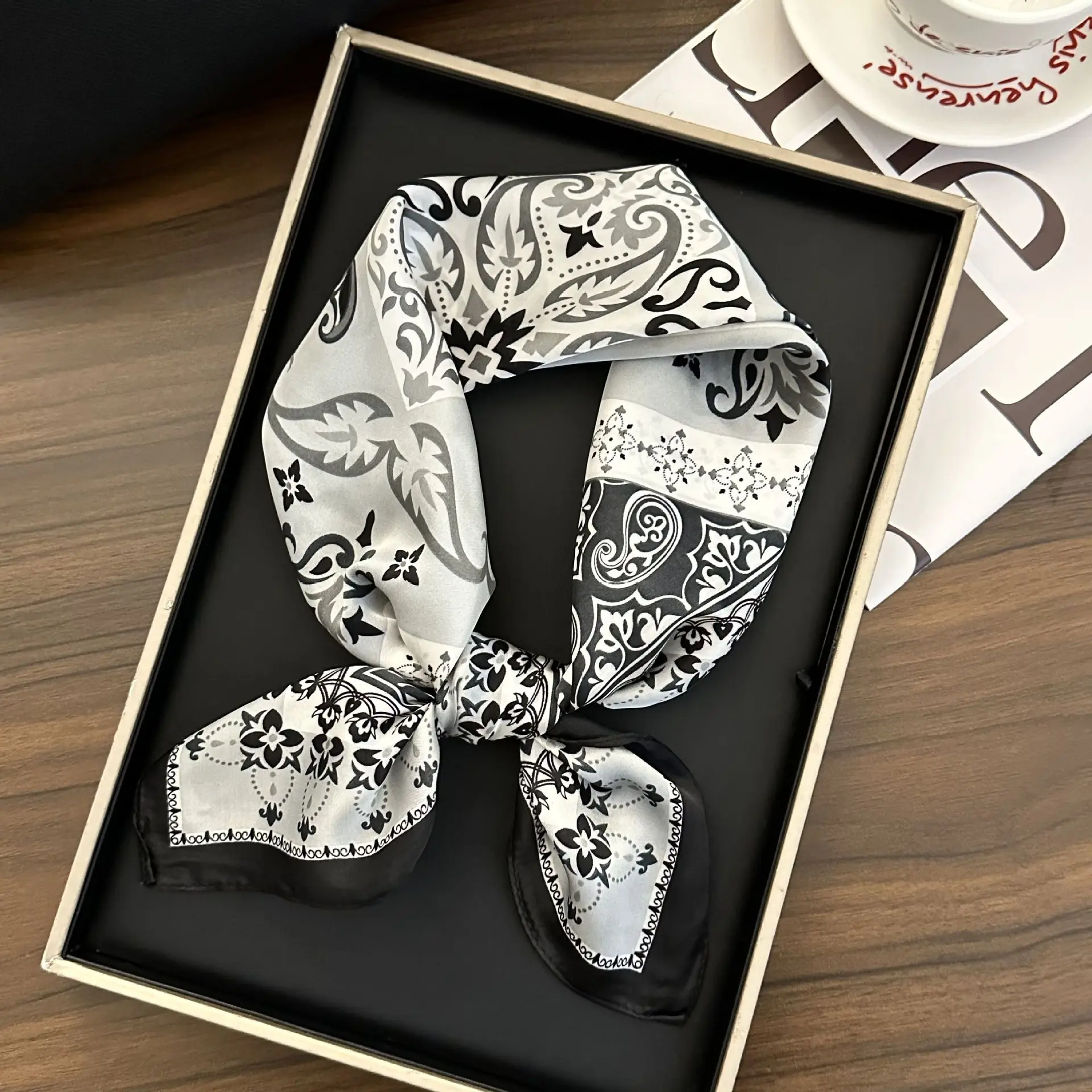 Square cashew flower black