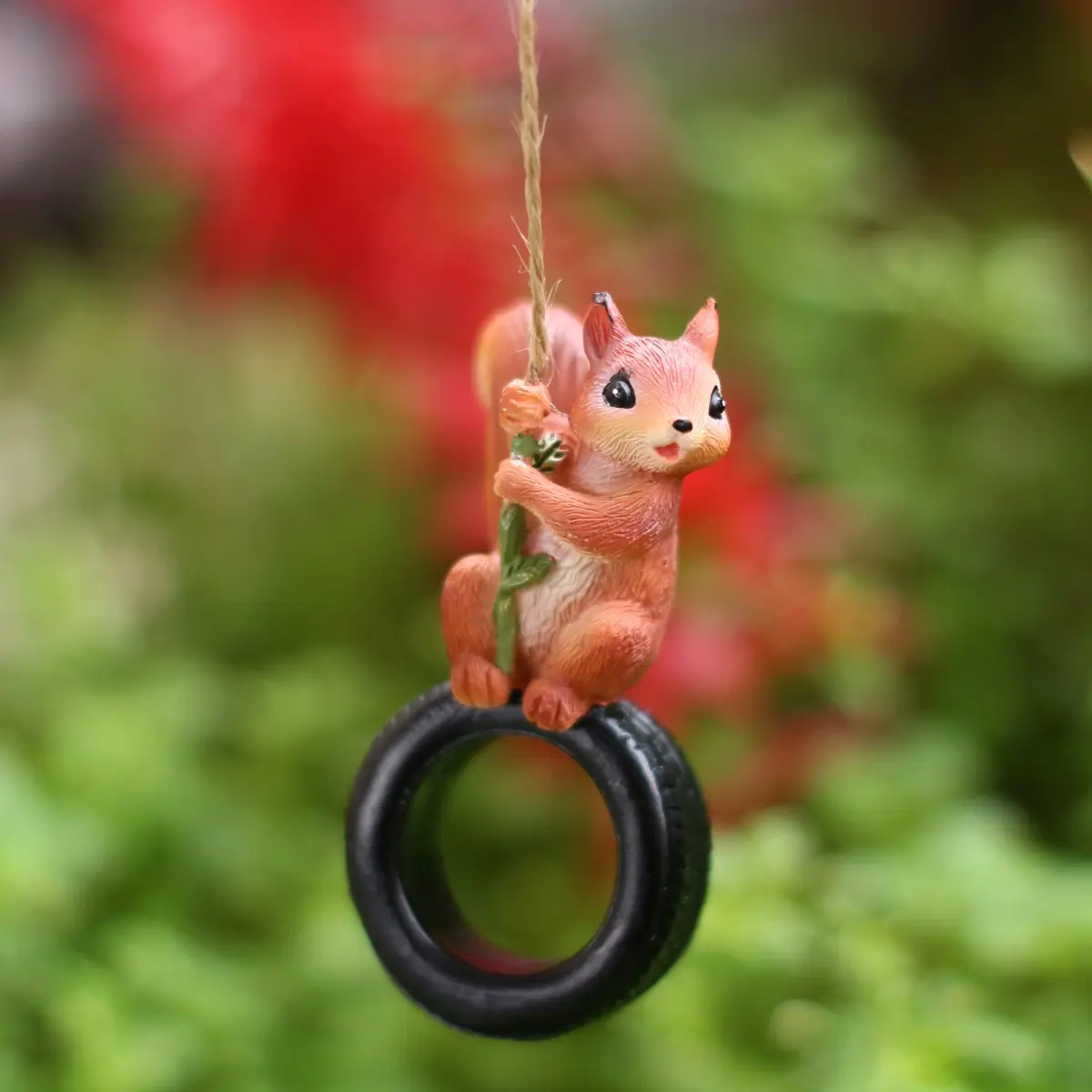 Cute Squirrel Tire Swing Ornament, Unique Resin Statue, Perfect Hanging Decoration, Sweet Home Atmosphere, Spring Festival Garden Party Decor, Decorative Hanging Ornaments