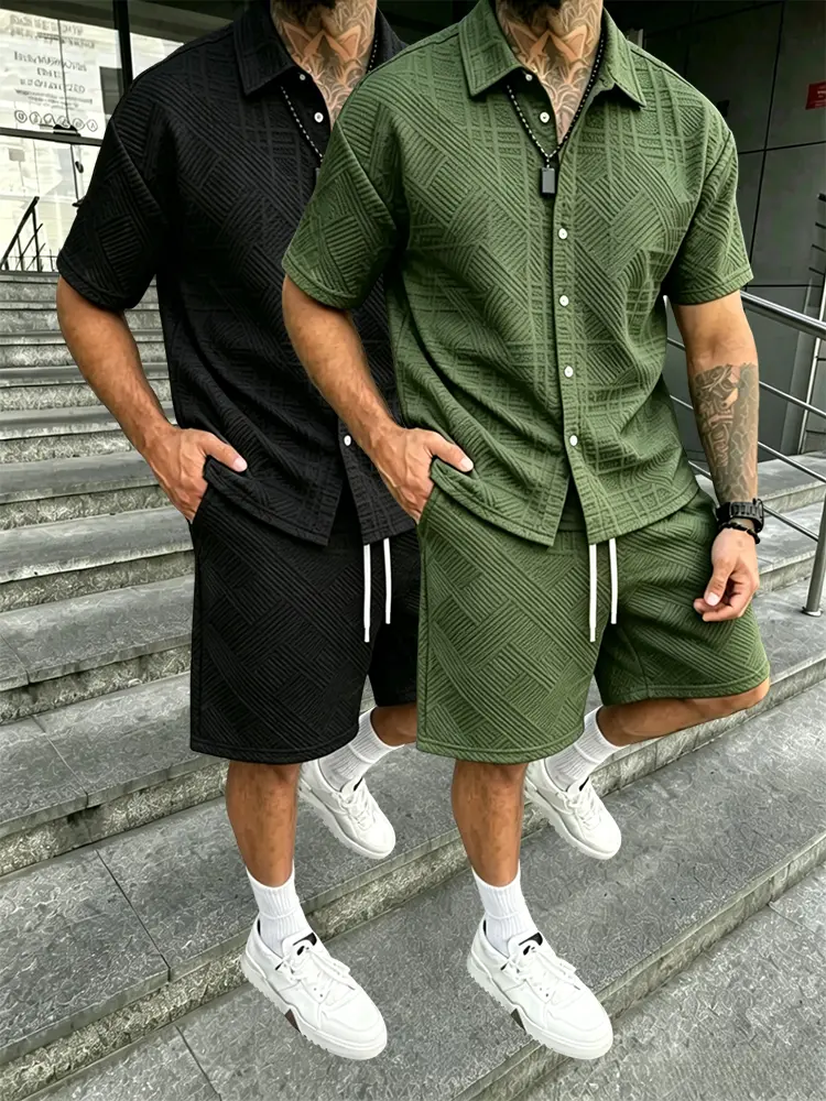 2-piece men’s solid-color short-sleeve button shirt and drawstring waist shorts set, simple design, regular fit, casual and stylish, comfortable and breathable—summer two-piece outfit for men, suitable for summer vacations and casual travel.