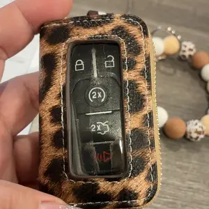 1pcs Ultra-Fine PU Leather Car Key Case, Leopard Print Window Accessory, Anti-Loss Scratch-Resistant Key Organizer Gift, Car Key Protector