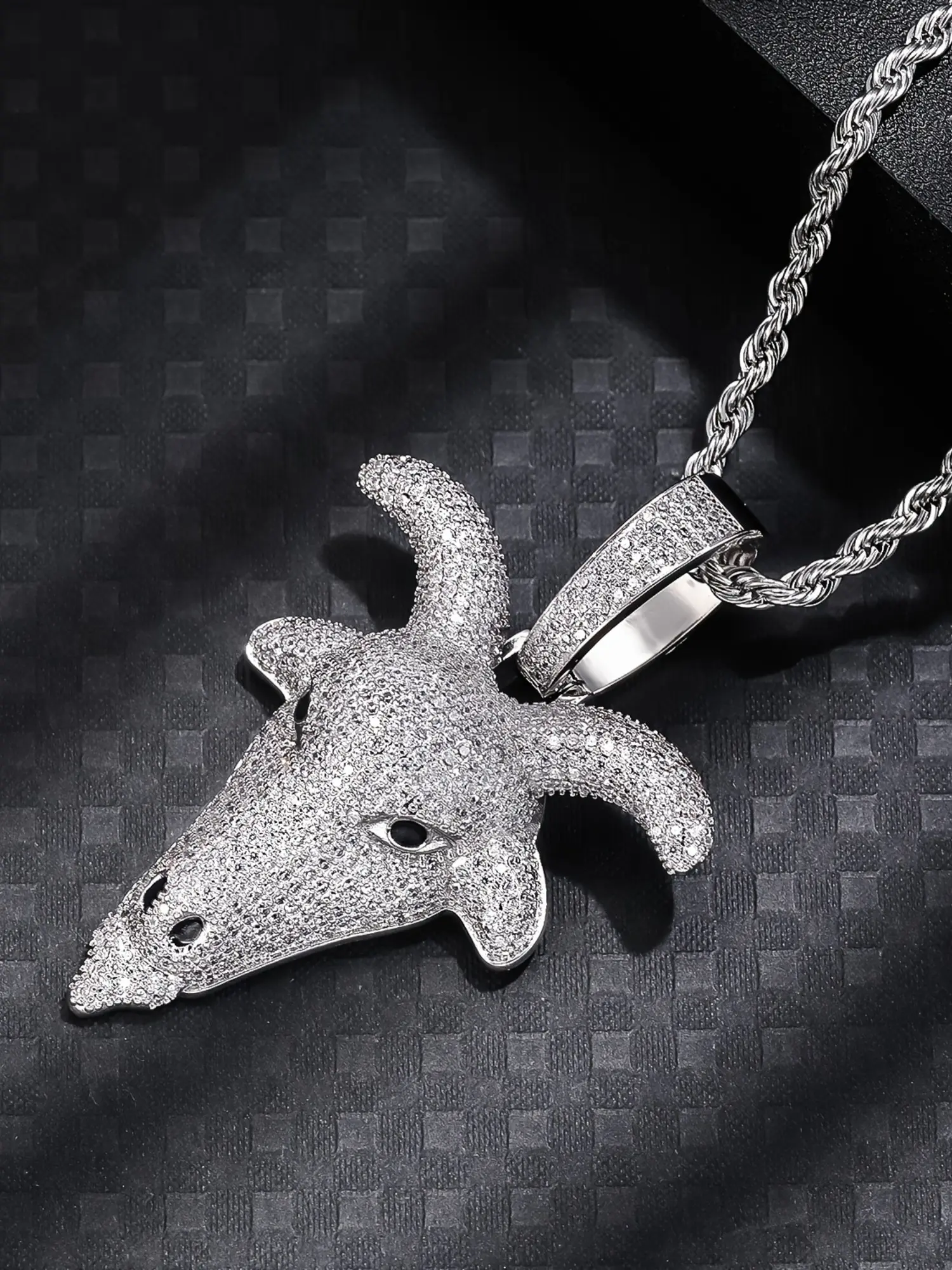 ICED CHICS 1pcs Goat Animal Pendant Necklace for Men & Women, Hip Hop Exquisite Jewelry Gift with 60cm Twisted Chain, Unique Animal Charm Accessory, Rhinestone Decorated Bling