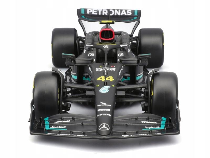 Bburago 1:24 AMG Petronas Formula 1 Team Mercedes-AMG F1 W14 E Performance #44 Lewis Hamilton with Driver Figure