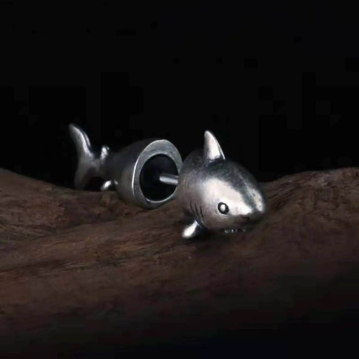 Retro shark earrings, trendy personality, dark accessories, fashionable hip-hop style, small fish single earring