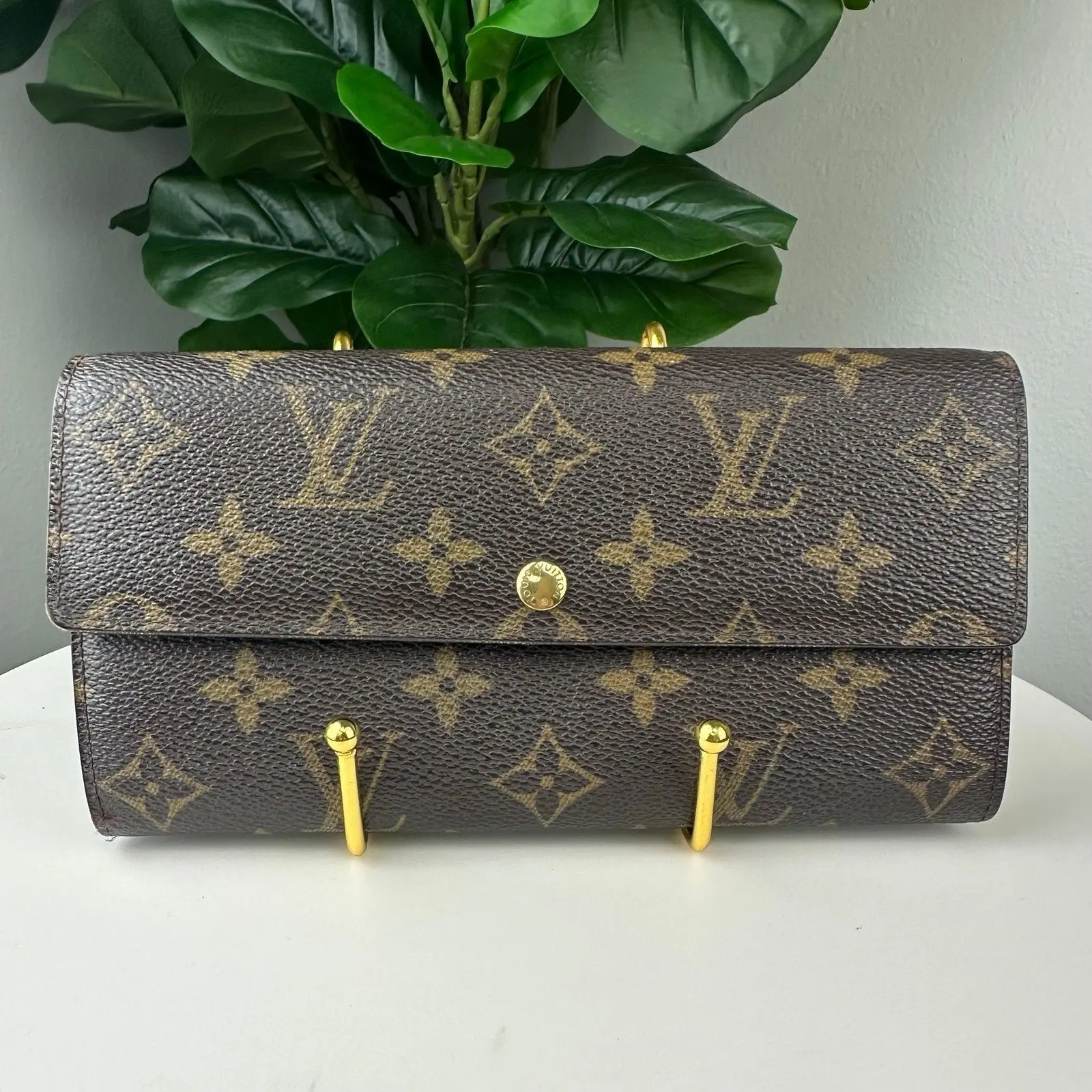 Pre-owned Authentic Louis Vuitton Monogram Bifold Long Sarah Wallet Cross Grain Cowhide Leather, Button & Snap Closure, Long Shape, Multiple Slots, 7.5in L x 4.1in H x 0.8in W Porte Tresor