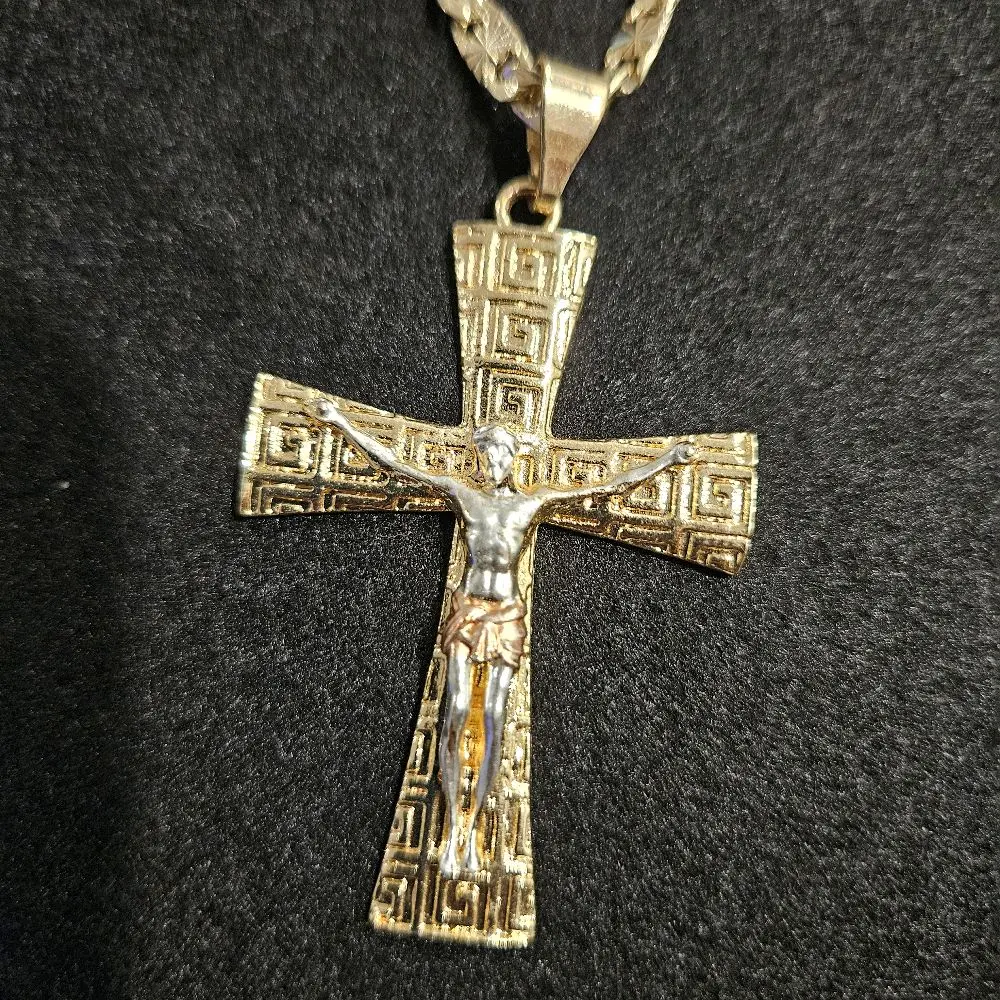 Jesus Cruz Engraving Cross Pendant Necklace with Detailed Crucifix Design for Religious Jewelry Lovers