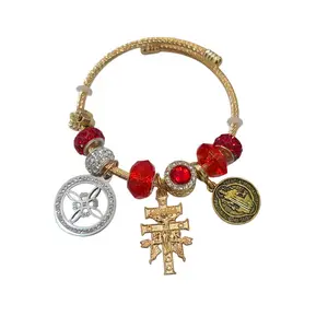 gold triple protección bracelet, nudo de bruja, Cruz de Caravaca and medalla de San Benito