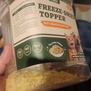 Wellix Dog&Cat Food Topper - Cat Grass Treats for Haiball Treament - Chicken Flavor Freeze Dried Cat Treats - Low Calorie Training Treats for Dogs&Cat 7.5oz,#backtoschool