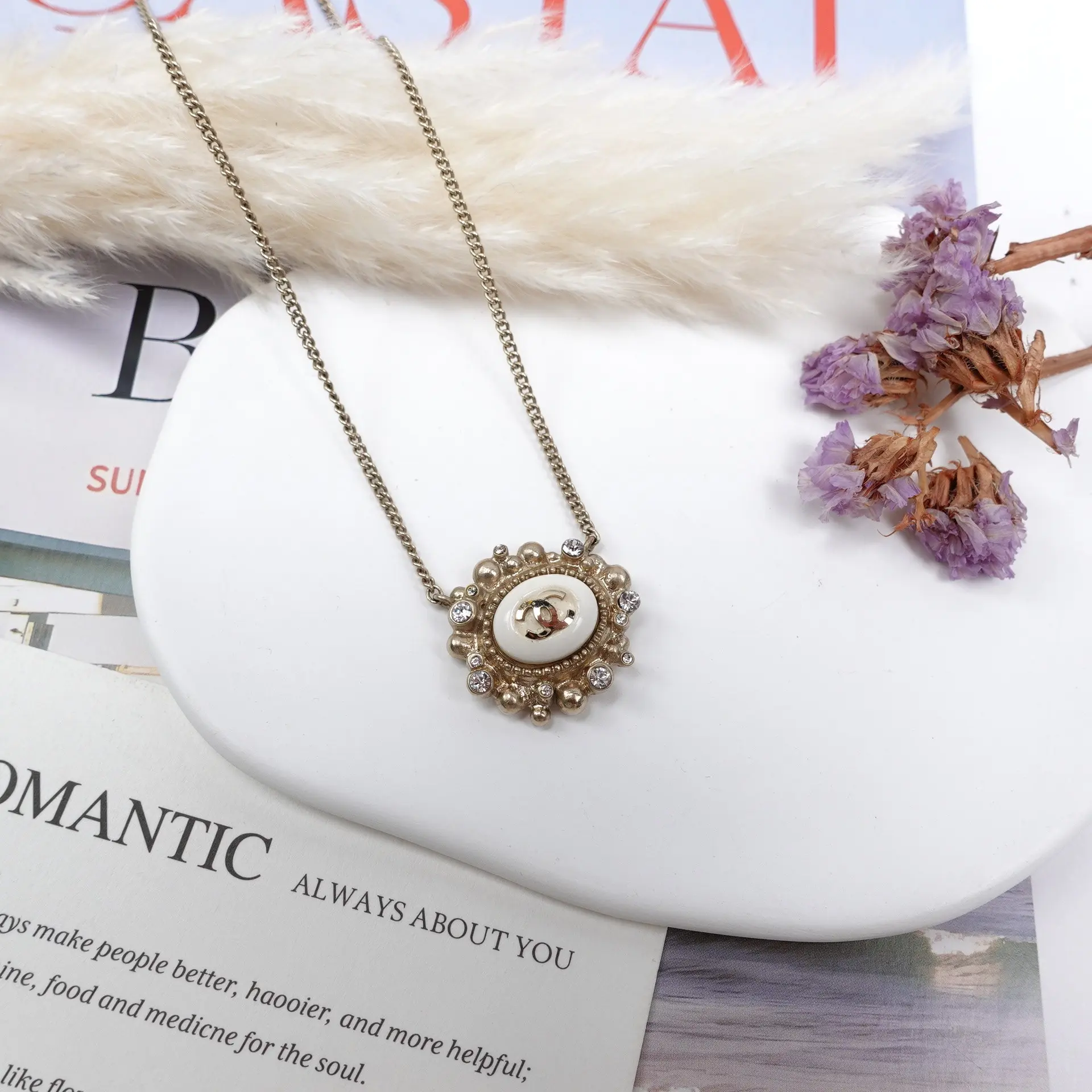 Pre-owned Chanel Gol&White Metal&Resin Necklace T10264369
