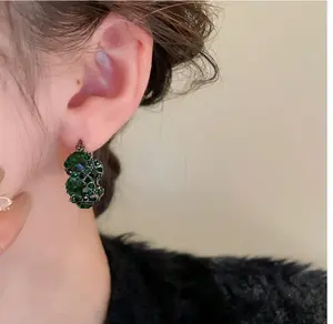 1 Pair Of Retro Hong Kong Style Irregular U-Shaped Earrings, Suitable For Women's Daily Commuting