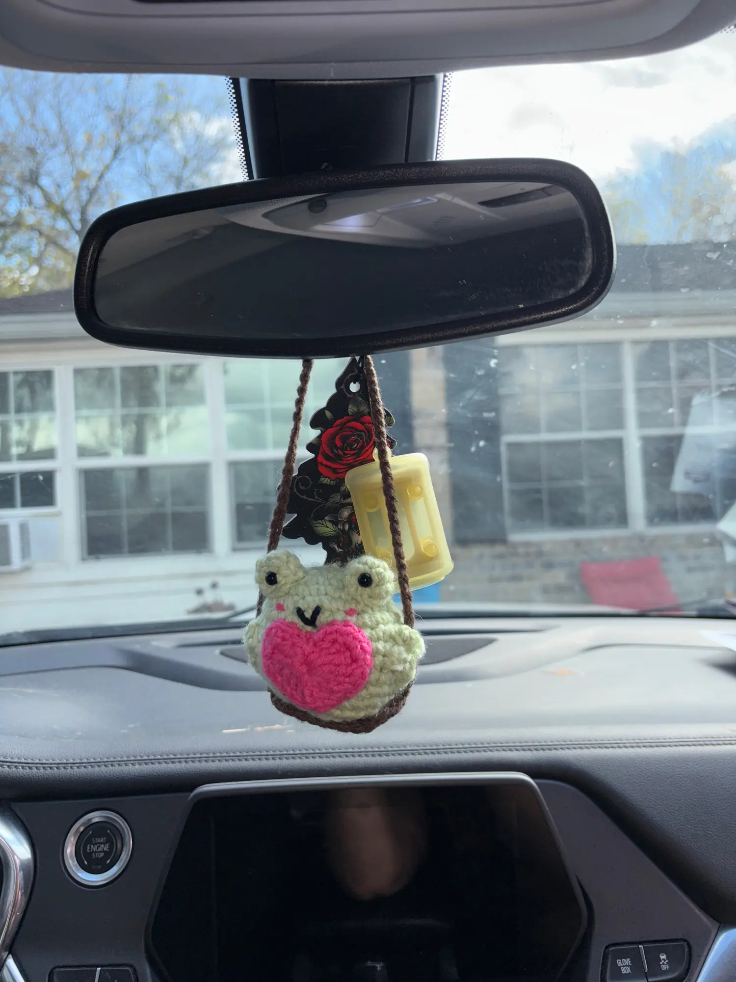 Love Frog Car Hanging Accessory - Adorable Design for Your Vehicle Decor