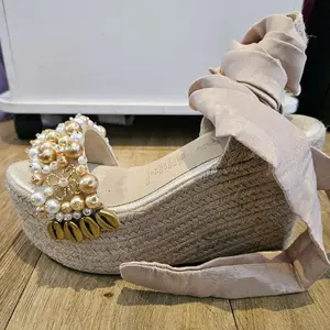 Sandals Perlas Gold with Pearl Embellishments and Bow Detail for Women's Fashion