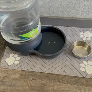 Quick Drying Absorbent Pet Feeding Mat for Dogs and Cats, Non-Slip Rubber Bottom, Dark Polyester Surface for Indoor Use