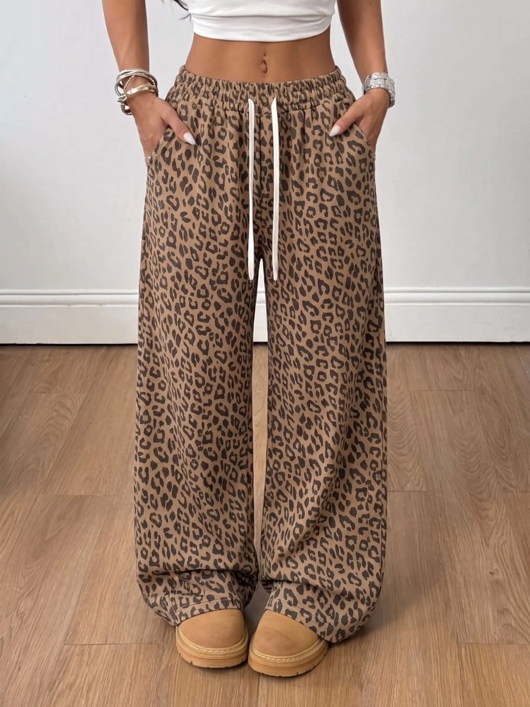 Women’s cotton-blend leopard-print wide-leg sweatpants with a high waist and drawstring; loose, drapey fit with pockets—casual lounge pants in Y2K street style, suitable for autumn outfits, everyday outings, travel, and back-to-school looks.