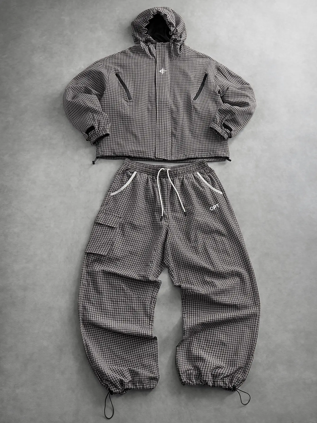 Men’s 2-Piece Plaid Techwear Clothes Set, Smooth Embroidered Cropped Hooded Windbreaker, Baggy Wide-Leg Drawstring Cargo Pants – Gorpcore Outdoor Casual Streetwear Vibe Outfit (Size M)