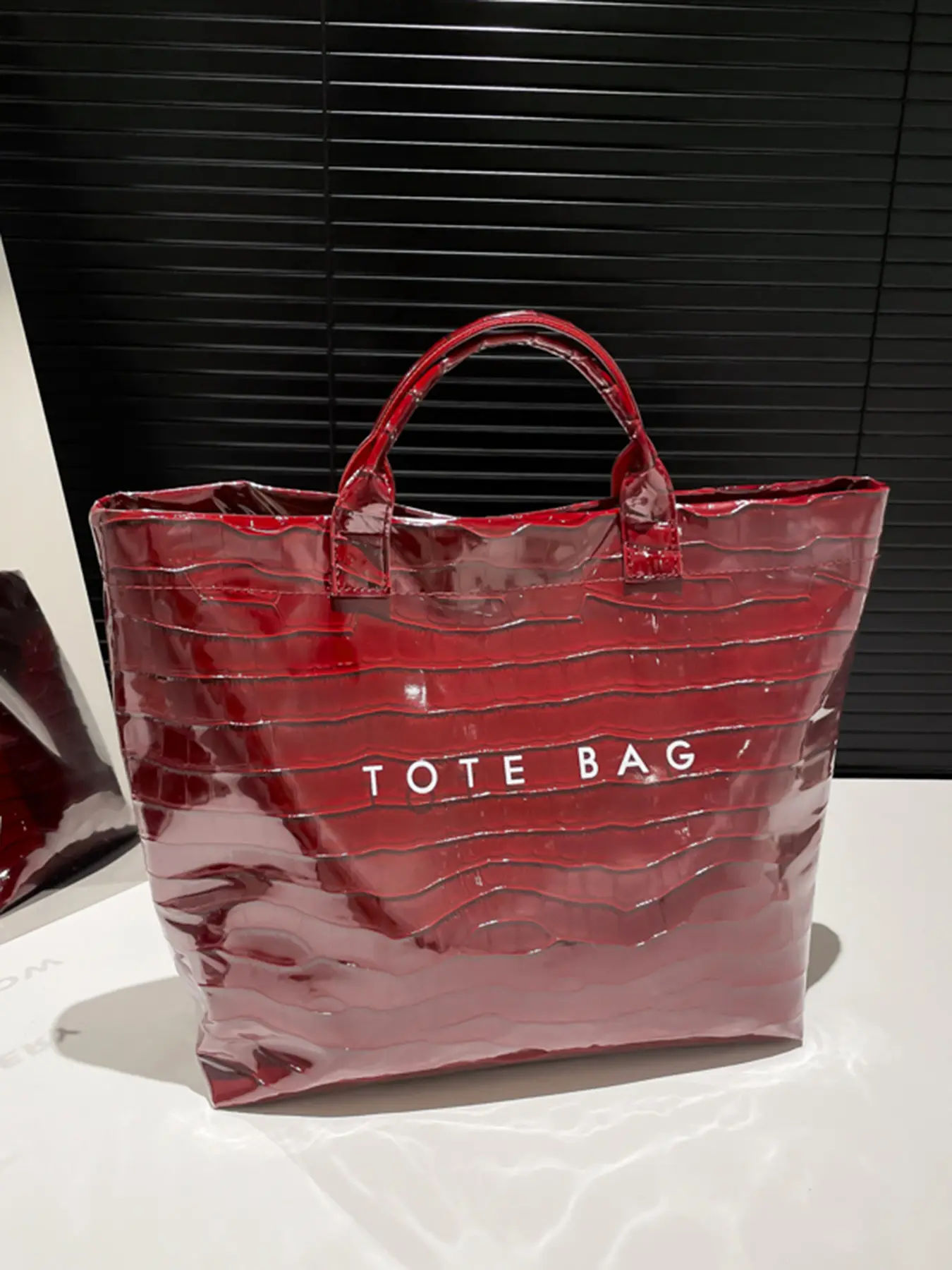 Stylish, simple and transparent one-shoulder tote bag, niche design letter printed jelly bag, casual daily commuting, personality lazy versatile one-shoulder handbag, suitable for student party office workers, etc., Fashionable everyday tote bag