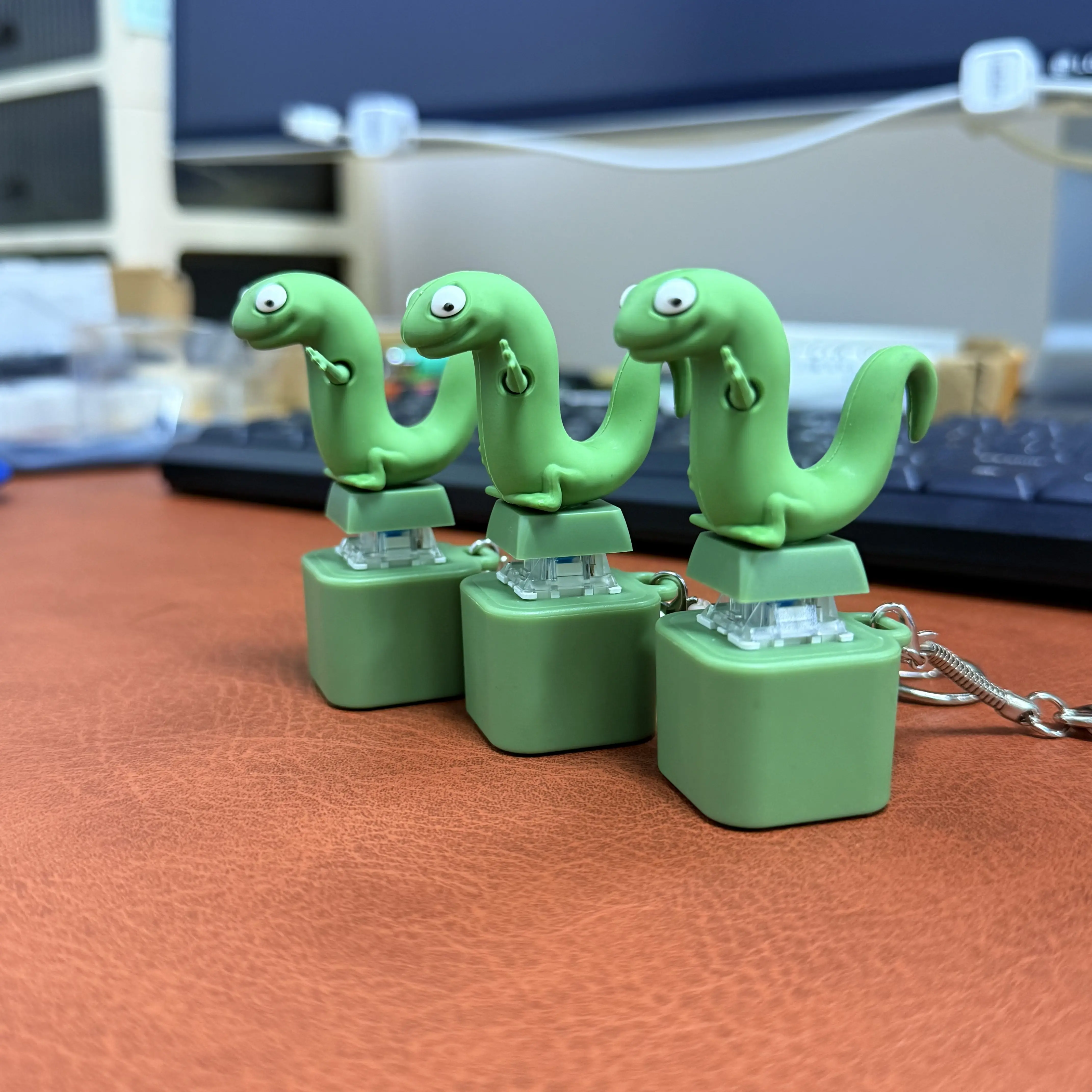 Lizard Keyboard Button Lizard-shaped keychain with sound, stress-relieving toy, rechargeable ...