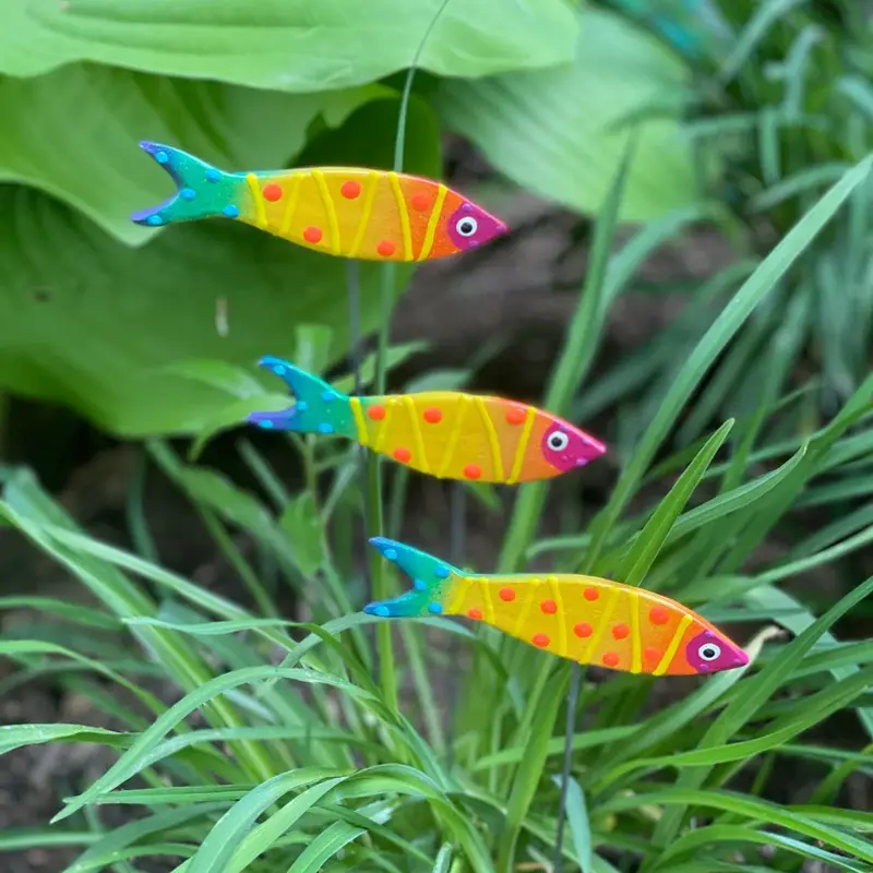 3PCS Colorful Rainbow Fish Garden Stakes, Metal Outdoor Yard Decor, Decorative Plant Stakes for Flower Pots, Lawn, Patio, Backyard, Garden & Flower Bed Ornament, Weather-Resistant Garden Art