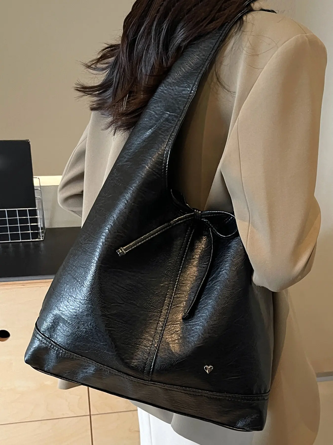 Niche design, fashionable textured soft leather tote bag, Hobo Shoulder Bag, retro simple one-shoulder handbag, bow lazy style women's one-shoulder underarm bag, Stylish Crossbody, suitable for daily wear, commuting and other scenarios.