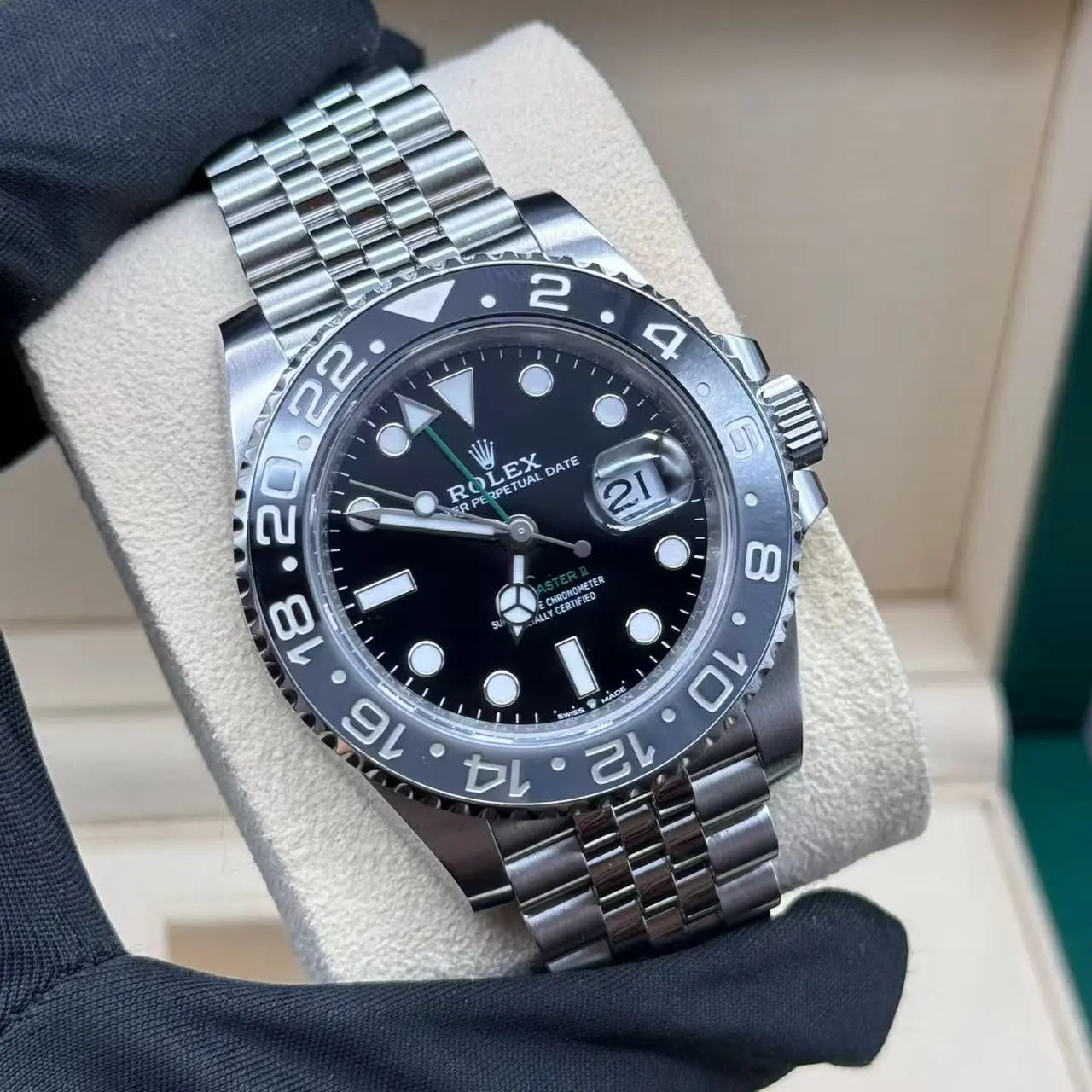 Rolex GMT-Master II m126710GRNR-0003 Grey-Black Bezel "Bruce Wayne" Jubilee